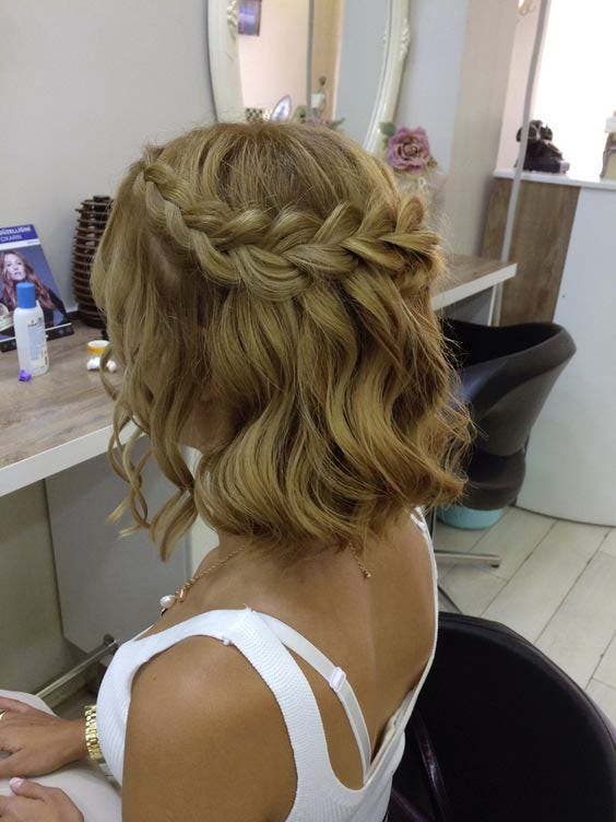 Tresse en cascade sur cheveux carrés ondulés