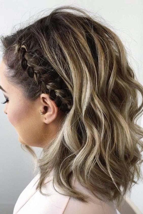 Tresse latérale sur des cheveux carrés ondulés