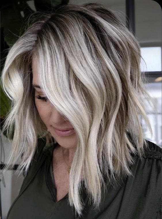 Un balayage blond polaire sur des cheveux foncés