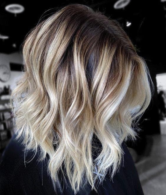 Un balayage blond sur cheveux bruns courts