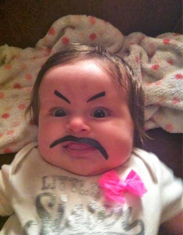 Un bébé avec une moustache et des sourcils