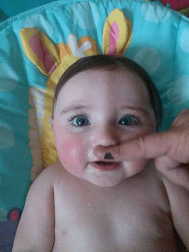 Un bébé avec une petite moustache