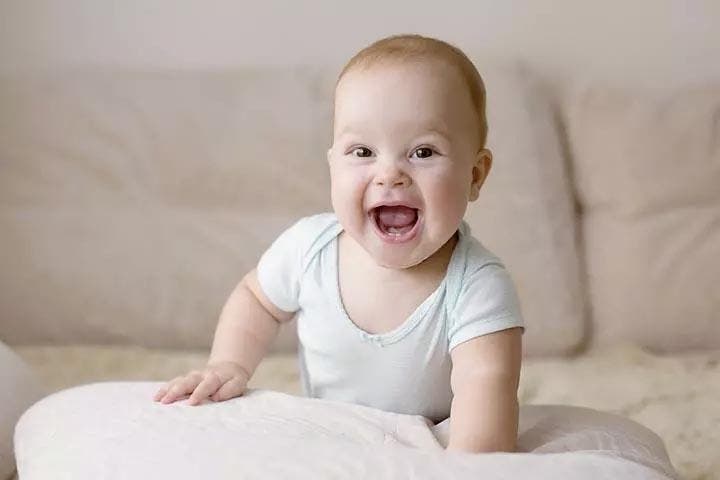 Un bébé heureux
