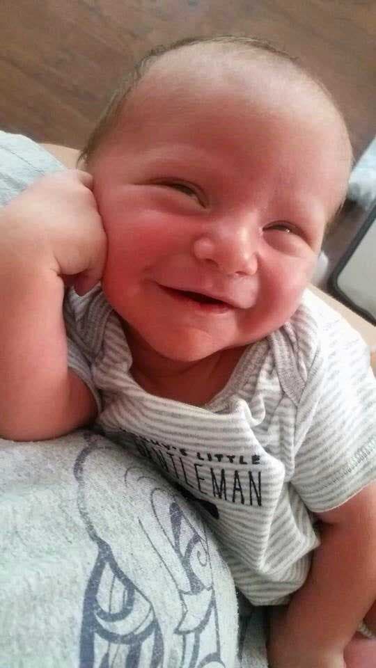 Un bébé souriant