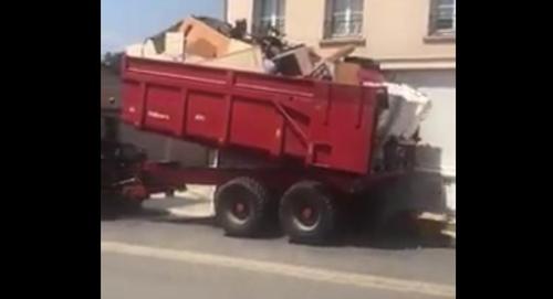 Un camion-benne rempli d'ordures