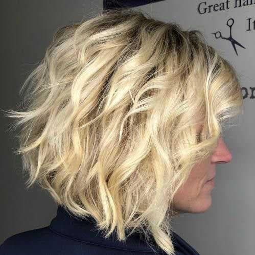 Un carré blond doré ondulé avec une texture légère