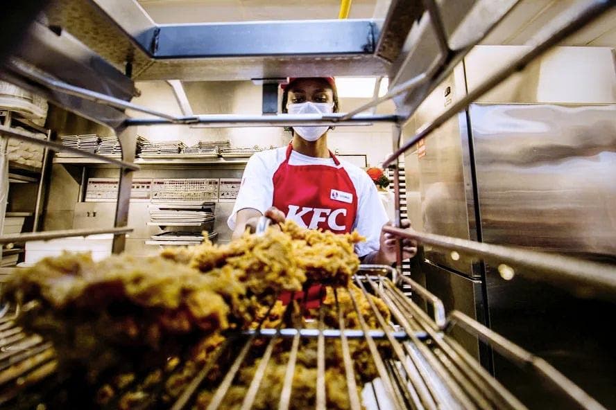 Un employé chez KFC