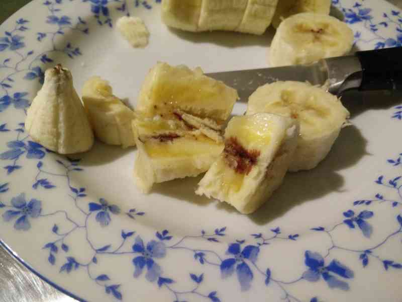 Un Enfant Mange Une Banane Et Remarque Des Lignes Rouges A L Interieur