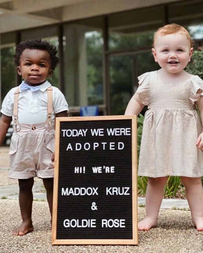 Un garçon et une fille qui viennent d’être adoptés