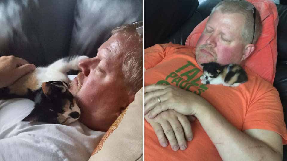 Un homme qui dort avec son chat blotti contre lui