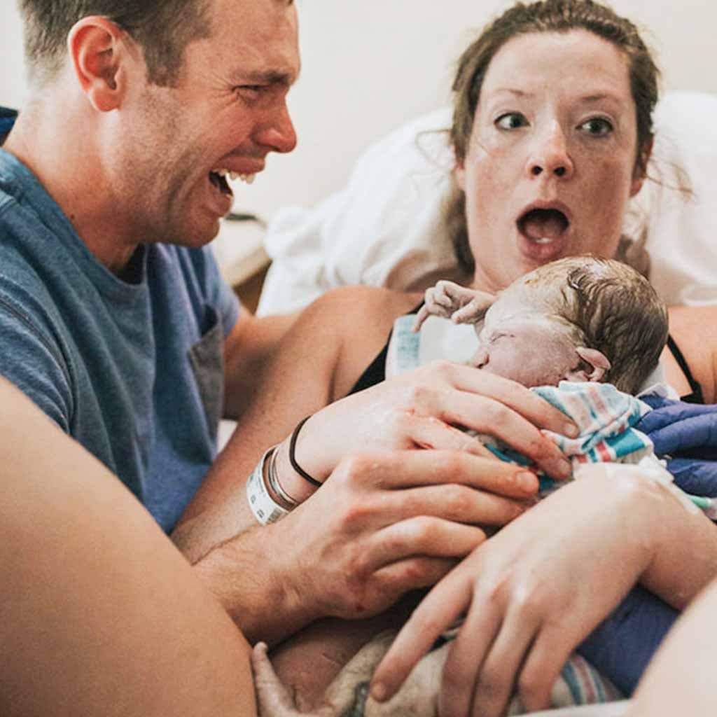 Un papa et sa femme avec leur bébé