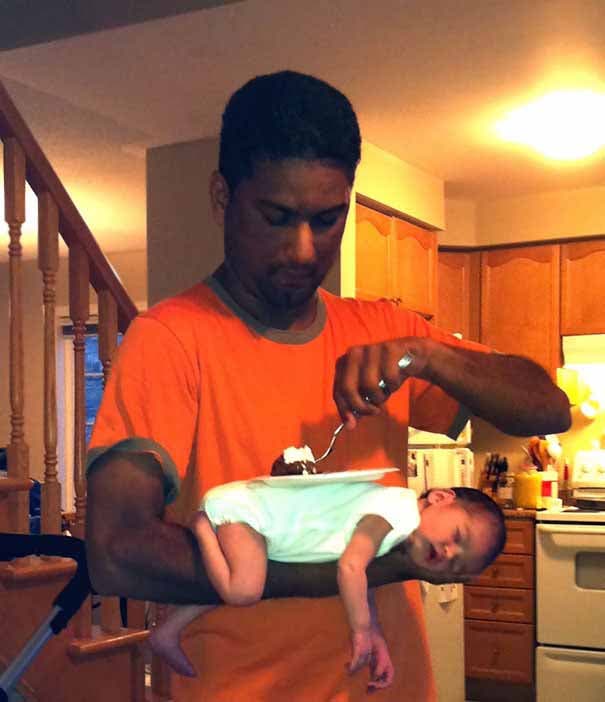 Un papa qui dépose une assiette sur le dos de son bébé pour manger