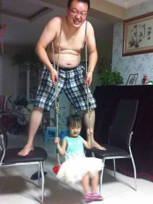 Un papa qui joue avec sa petite fille