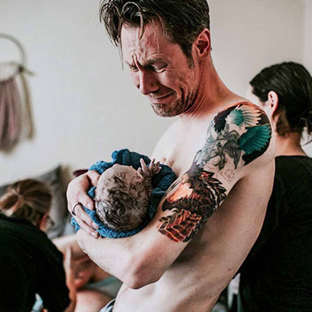 Un papa qui tient son bébé