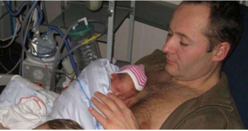 Un papa tient sa fille nouveau-né