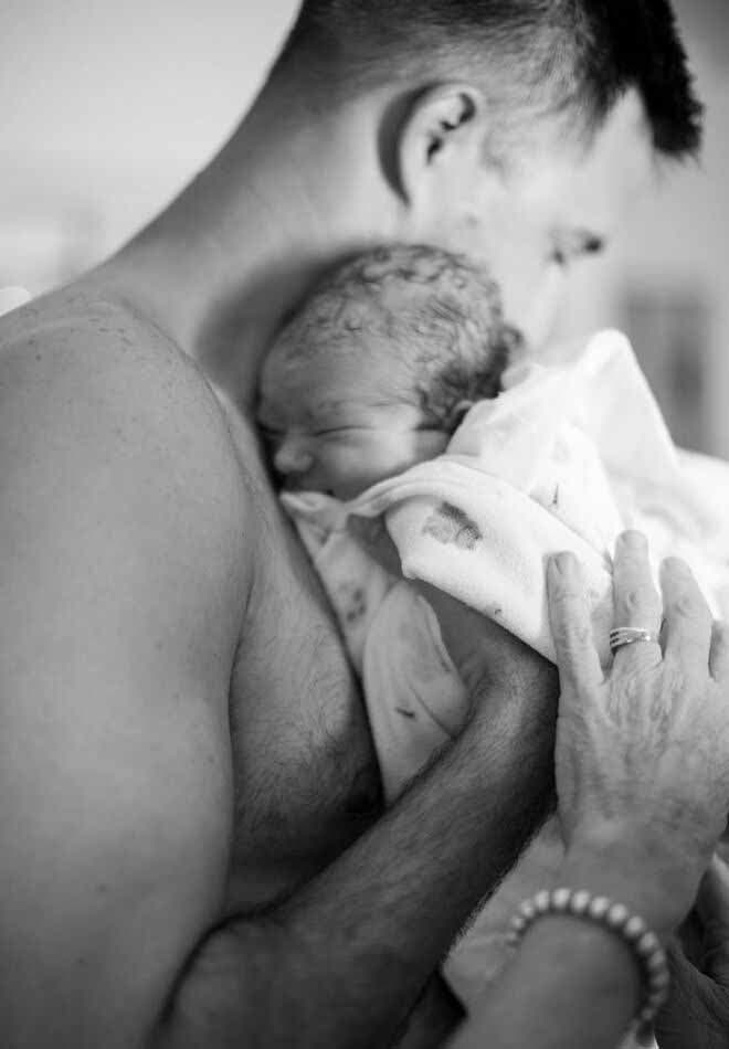 Un papa tient son bébé nouveau-né