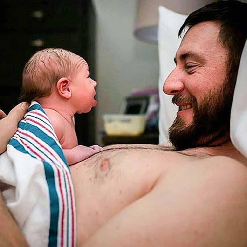 Un papa tient son bébé
