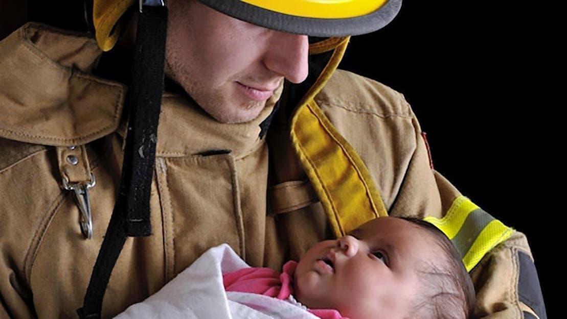 Un pompier avec un bébé