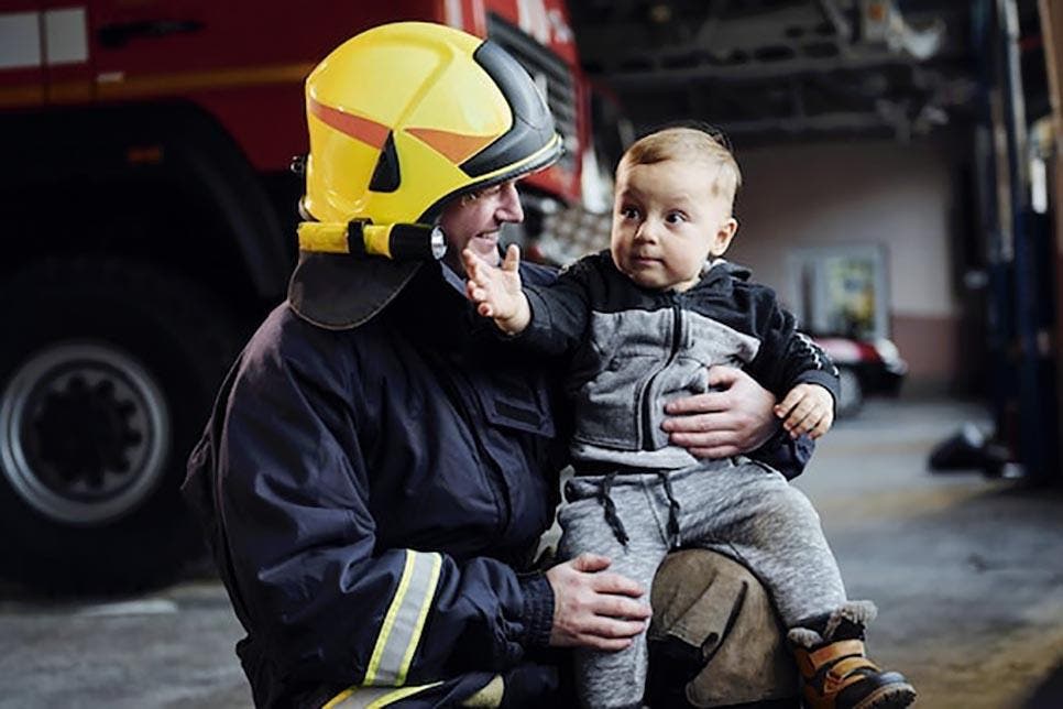 Un pompier avec un bébé1