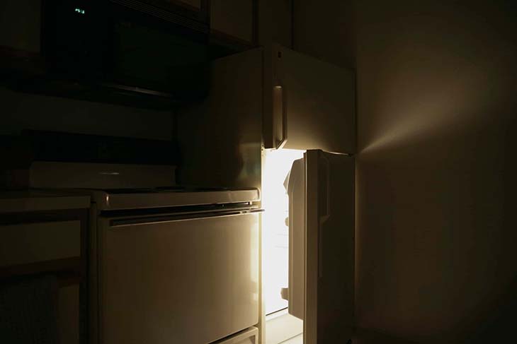 Un réfrigérateur ouvert 