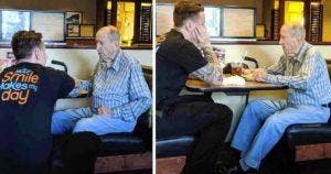 Un serveur profite de sa pause déjeuner pour tenir compagnie à un vieil homme de 91 ans et lui offrir un repas