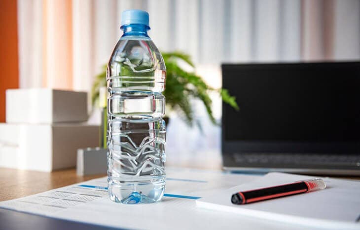 Peut-on réutiliser plusieurs fois la même bouteille d'eau en plastique sans  danger ? - Numerama
