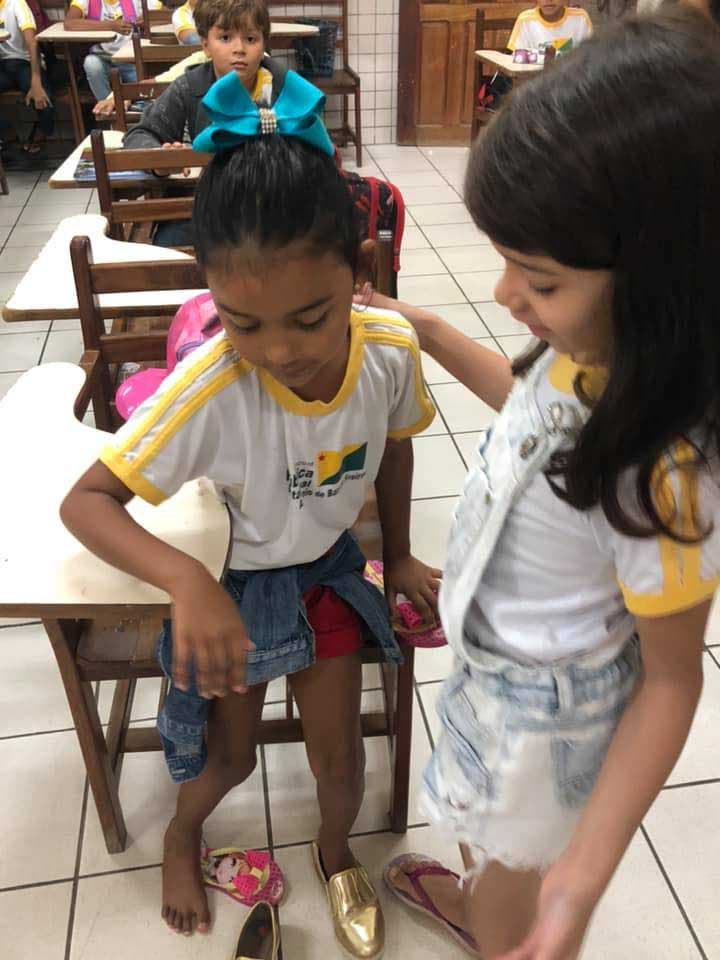 Une élève donne ses chaussures à une camarade1