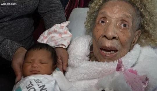 Une femme de 105 ans rencontre son arrière-arrière-petite-fille pour la première fois