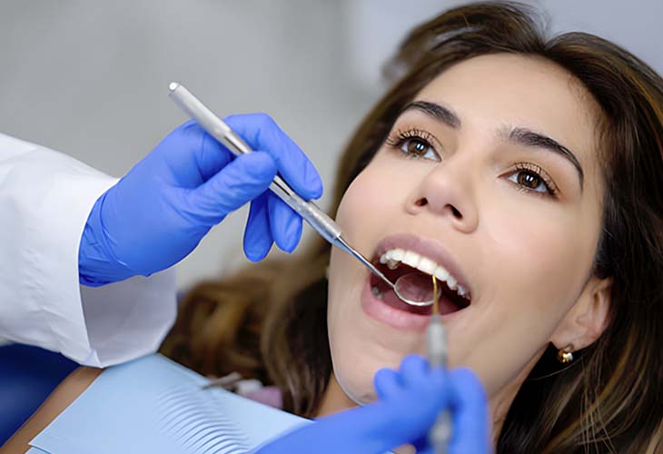 Une femme en consultation chez un dentiste