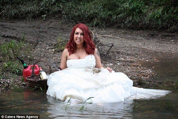 Une femme organise une séance photos pour fêter son divorce