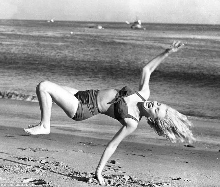 Une jeune femme jour dans la plage