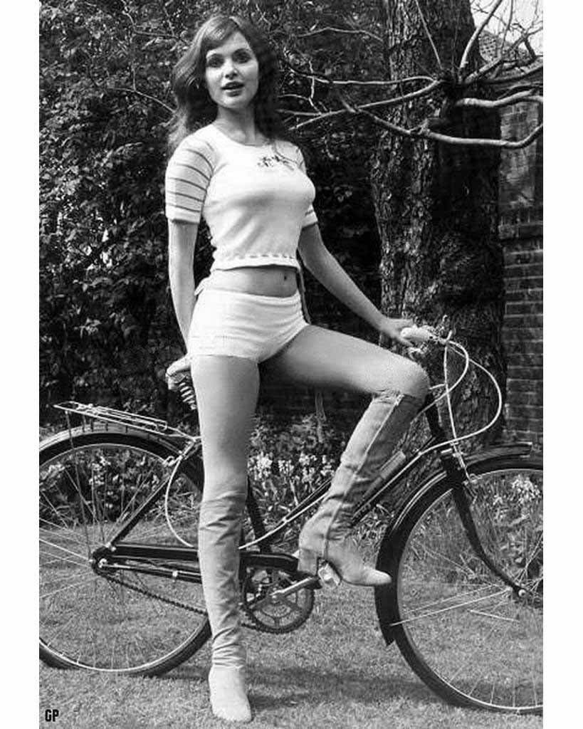 Une jeune femme sur un vélo