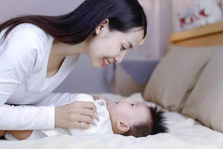 Une maman et un bébé qui se regardent