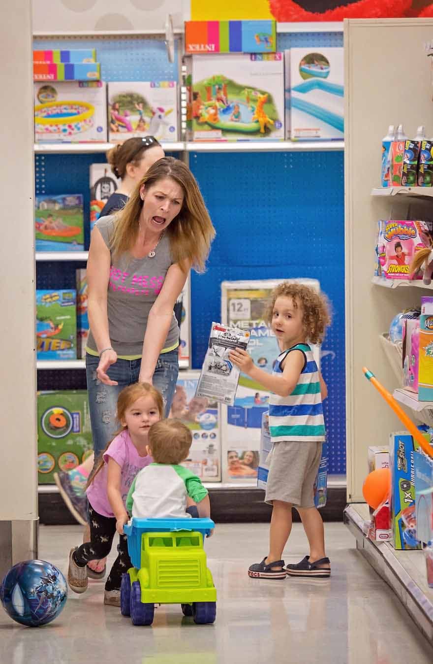 Une maman fait les courses avec ses enfants