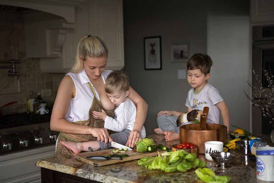 Une maman qui allaite son enfant en cuisinant