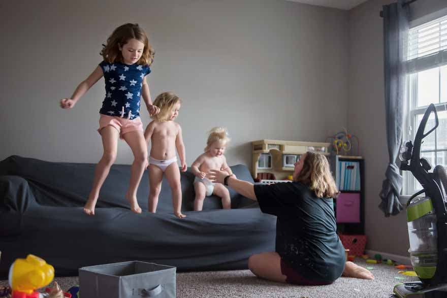 Une maman qui surveille ses enfants qui jouent