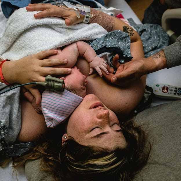 Une maman qui tient dans ses bras son nourrisson après l’accouchement