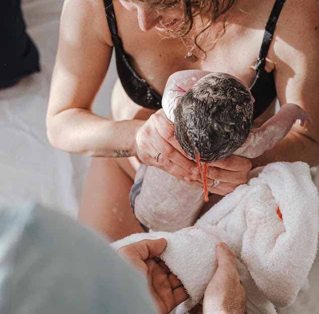 Une maman qui tient son bébé juste après sa naissance