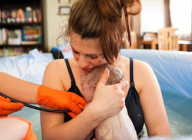 Une maman tient son bébé nouveau-né