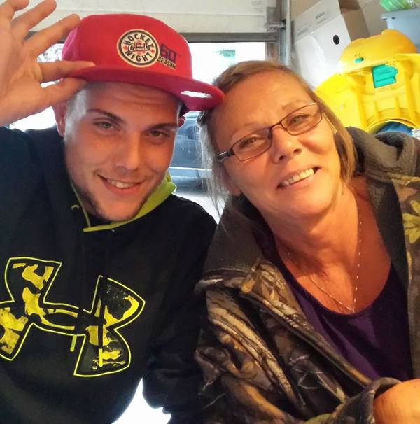 Një nënë po i thotë lamtumirë djalit të saj që po vdes