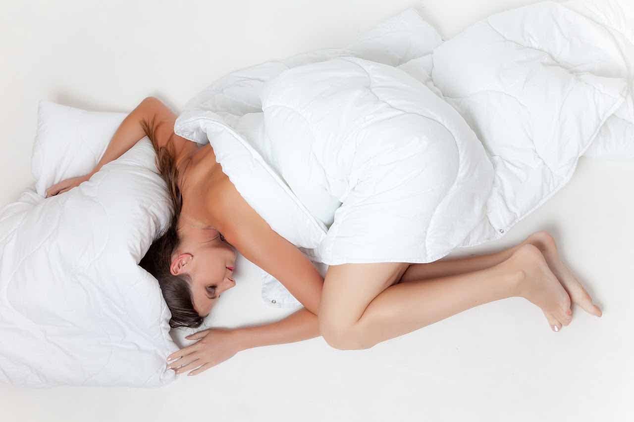 Une personne qui dort dans un lit