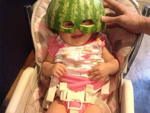 Une petite fille déguisée en super héroïne avec un bout de pastèque