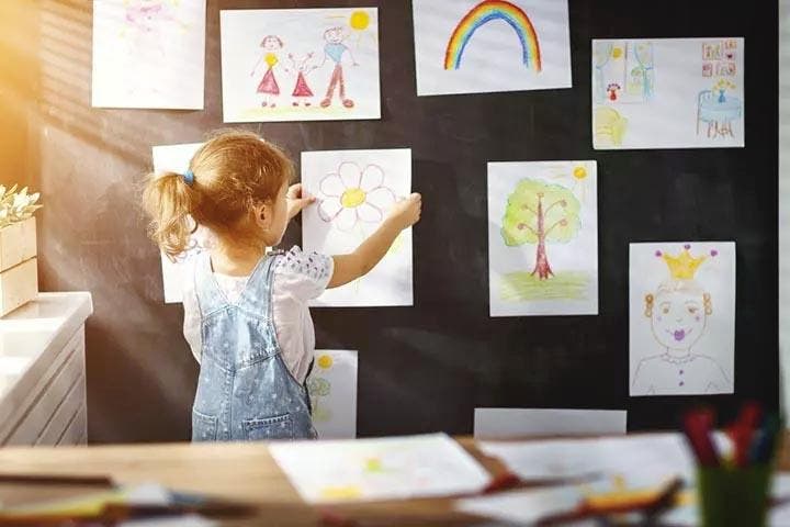 Une petite fille qui dessine