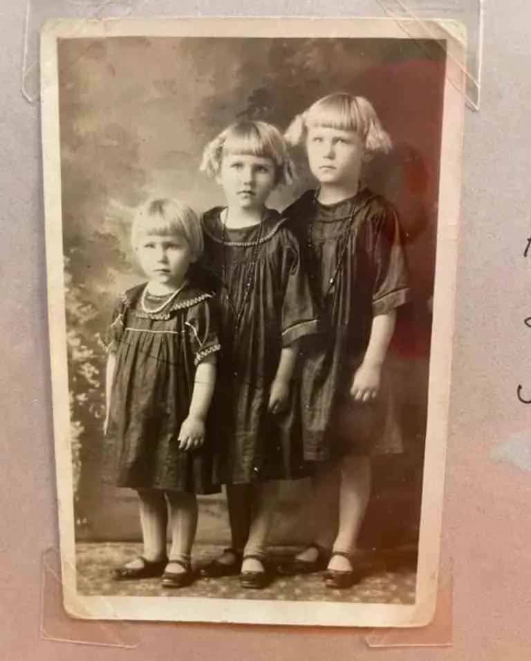 Une photo des trois sœurs quand elles étaient petites