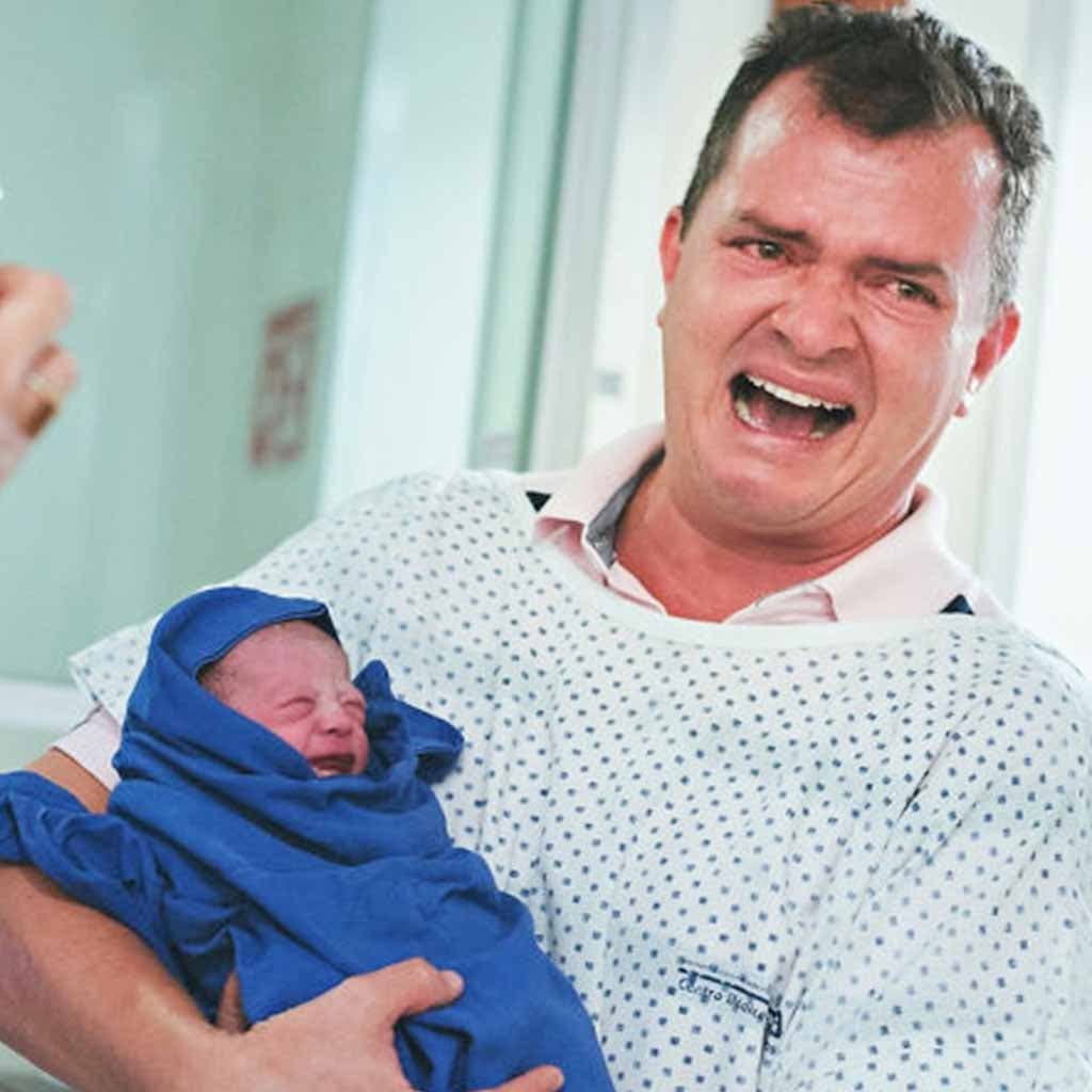 Une photo pleine d’émotions d’un papa qui tient son bébé