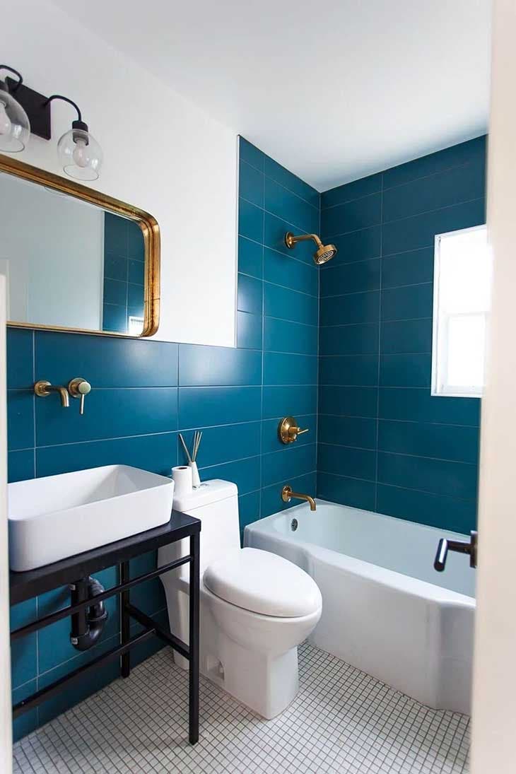 Une salle de bain bleu indigo