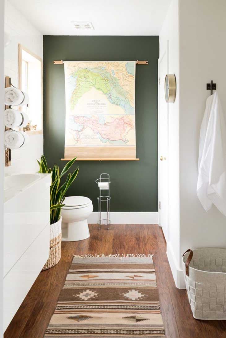 Une salle de bain boho chic à la couleur vert chasseur