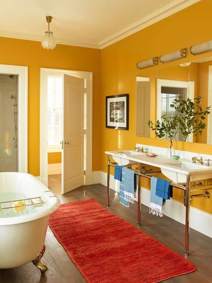 Une salle de bain jaune moutarde captivante