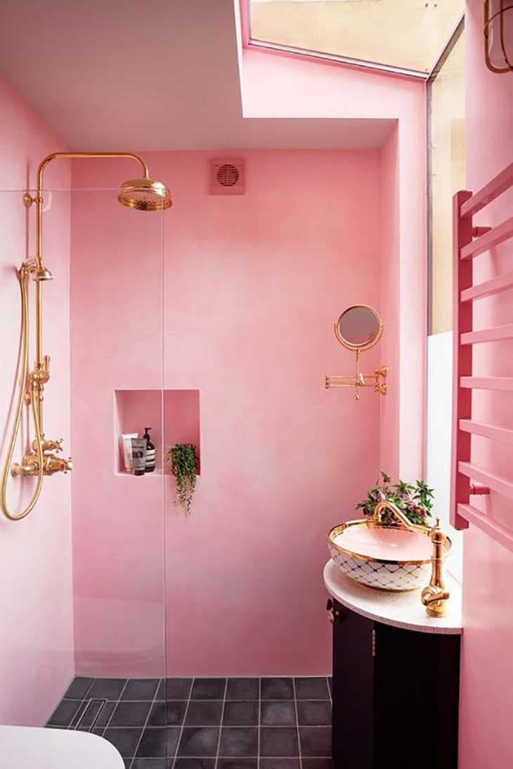 Une salle de bain stylée avec du rose bonbon