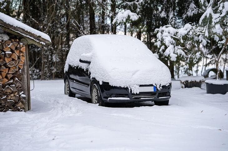 Votre voiture est coincée dans un banc de neige. Que faire? - NAPA